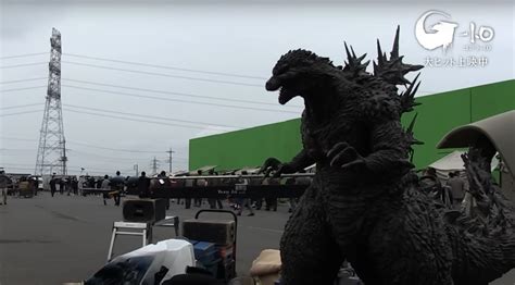 https://images-geeknative-com.exactdn.com/wp-content/uploads/2024/02/03225721/godzilla-behind-scenes.jpg?lossy=1&sharp=1&ssl=1&strip=all