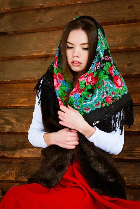 С чем носить русский народный платок: 15 стильных идей, которые ...