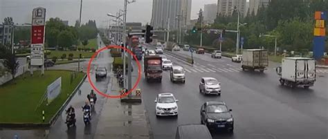 司机因开车溅水被处罚！_腾讯新闻