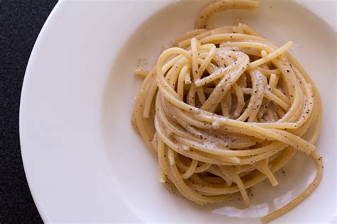 Spaghetti cacio e pepe - Mangia con Me