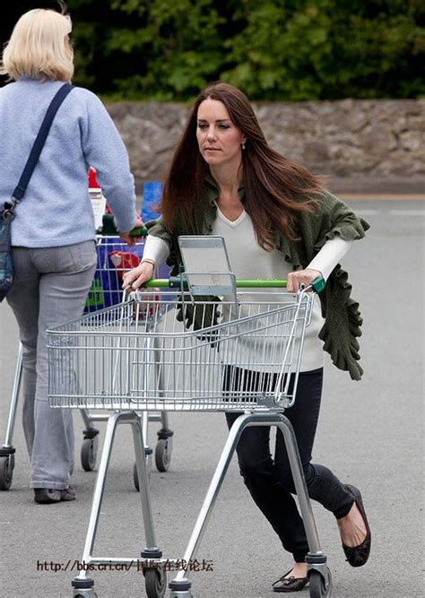 王妃凯特去超市购物 推购物车家庭主妇气十足_娱乐_腾讯网