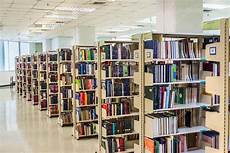 scaffali biblioteca fila di scaffali per libri in una biblioteca pubblica nell scaffali biblioteca fila di scaffali per libri in una biblioteca pubblica nell