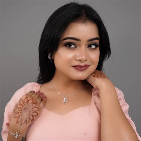 Meaningful Motherhood Chain Pendant – Timeless & Elegant | The Velvet Box