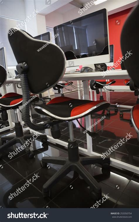 Empty Computer Room 的图像结果