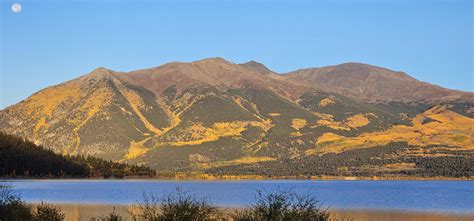 Fall foliage on Mt Elbert from Twin Lakes : r/Colorado