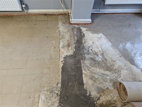 Glueing engineered wood to concrete floor | DIYnot Forums