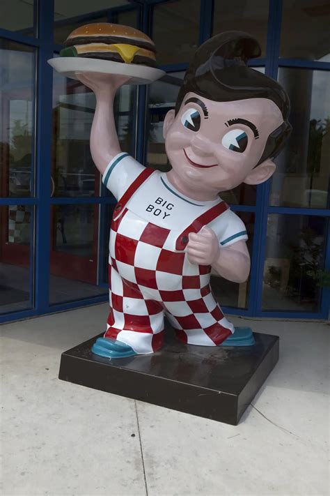 Big Boy Restaurant & Statues in Michigan - Silly America