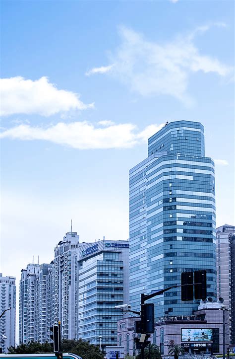 蓝天白云高楼大厦写字楼办公楼商场商场外景图片下载 - 觅知网