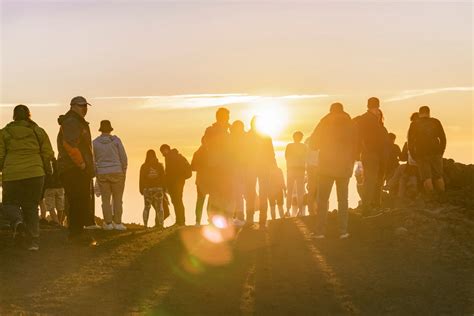 https://d2gotz9wcxeuf8.cloudfront.net/excursions/etna-3000-sunset/etna-3000-sunset-people.webp?quality=85&width=2560
