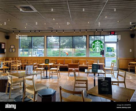 Starbuck cafe interior hi-res stock photography and images - Alamy