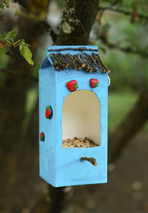 How to Make a DIY Bird Feeder From Recycled Materials | Audubon