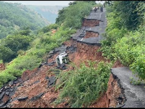 Heavy Rains Landslide Bhmarikunda Mangadh Hill Road Santrampur Gujarat ...