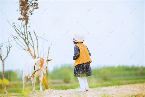小女孩和小羊摄影图高清摄影大图-千库网