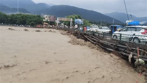 ऋषिकेश में चंद्रभागा नदी उफान पर, हाईवे तक आया पानी; देखिए वीडियो ...