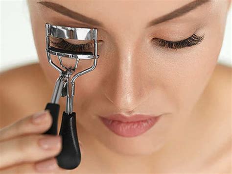 Big mistakes you make while curling your lashes - Misskyra.com