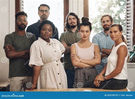 People Standing in an Office HD 的图像结果