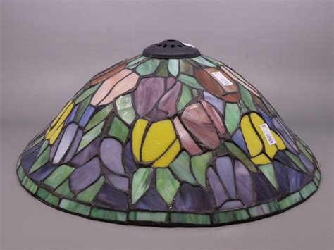 Lot - TIFFANY-STYLE TULIPS LAMP SHADE