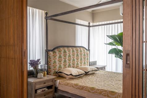 Indian antiques gets a contemporary backdrop in this spacious Mumbai ...
