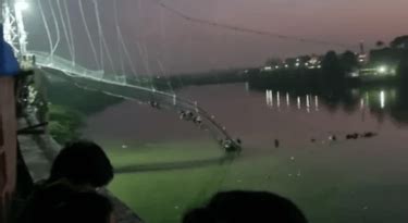 印度耗资百亿卢比的大桥又塌了 - YouTube