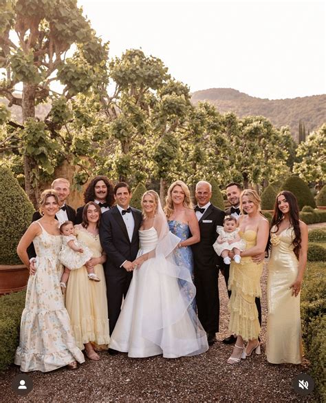 Pin by Lauren Moore on Photos in 2025 | Wedding portrait poses, Family ...