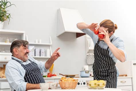 Fils drôle faire des yeux de tomates | Photo Gratuite