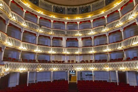 Teatro Sannazaro in cenere, Napoli perde un pezzo della sua storia ...