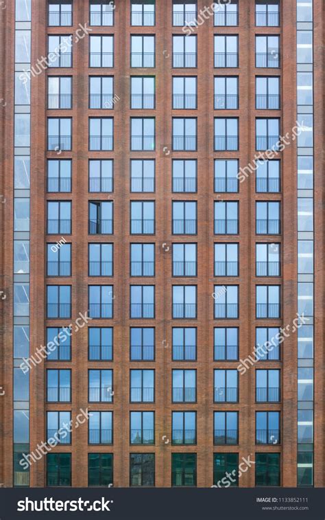 Real Building Front View 的图像结果