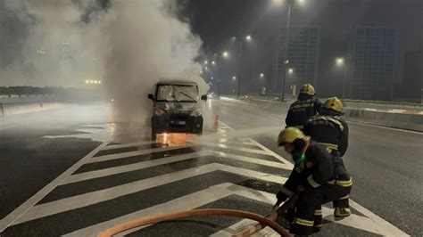 着火的面包车旁堆着猪肝大肠……高架凌晨这一幕看呆杭州消防员_腾讯新闻