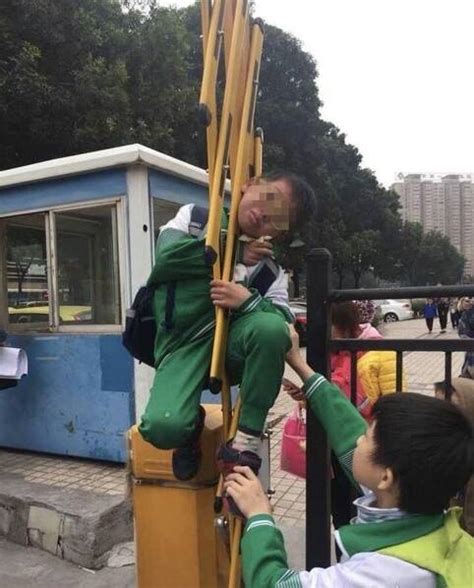 广州小学生钻栏杆被卡升到半空_资讯频道_凤凰网