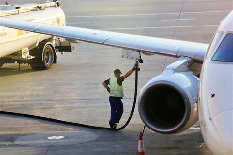 How Many Gallons Of Jet Fuel Does A Commercial Plane Hold - Dibujos Cute Para Imprimir - how expensive is jet fuel per gallon