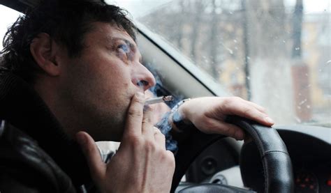 为啥开车抽烟国人开着窗，外国人却关着？网友：理由很简单_汽车