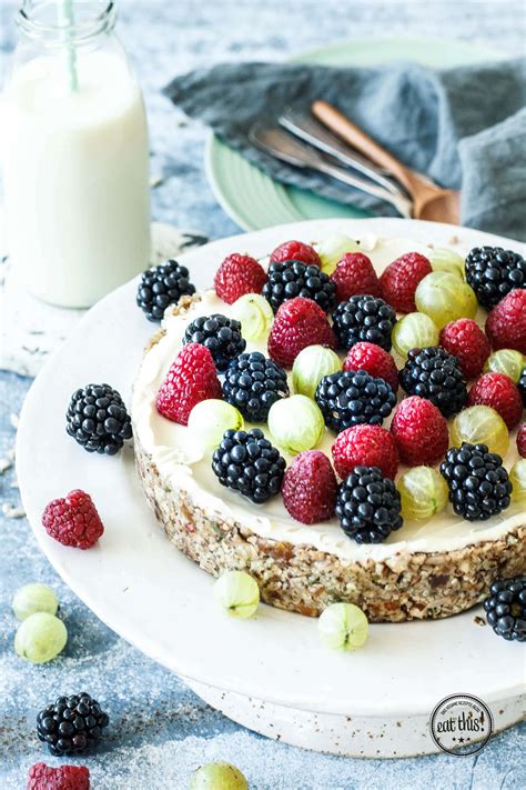 Vegane Quark-Beerentorte ohne Backen · Eat this!