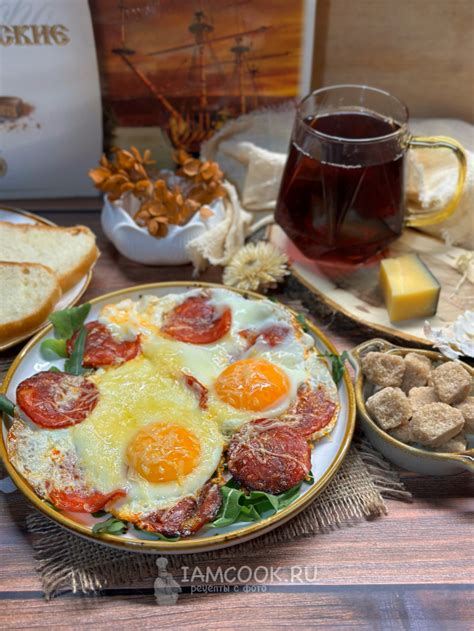 Яичница с колбасой и сыром — рецепт с фото пошагово