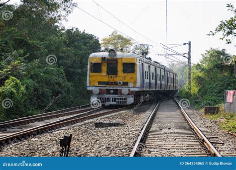 Local Train in West Bengal 的图像结果