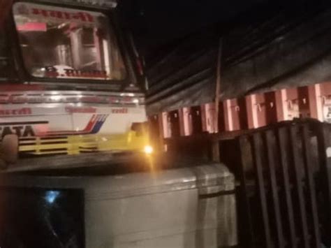 Speeding trailer runs over 4, killing them on the spot Bystanders ...