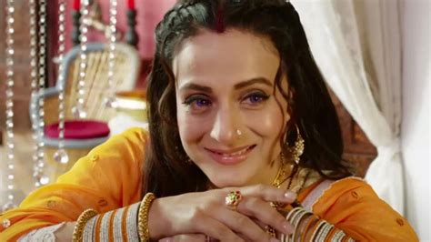 After Rajpal Yadav, Ameesha Patel Faces Non-Bailable Warrant In Cheque ...