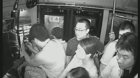上海乘公交可以用二维码啦！微信支付拿下又一场景|界面新闻 · 科技