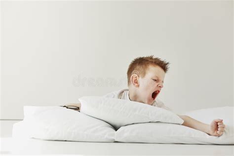 男孩醒来后，在舒适的床上伸展着早安保健和早安世界概念 库存图片. 图片 包括有 童年, 及早, 早晨, 子项 - 218349711
