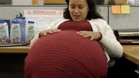 世界上最大肚子的孕妇，本以为怀了双胞胎，结果医生看了傻眼了！_结果_孕妇_双胞胎