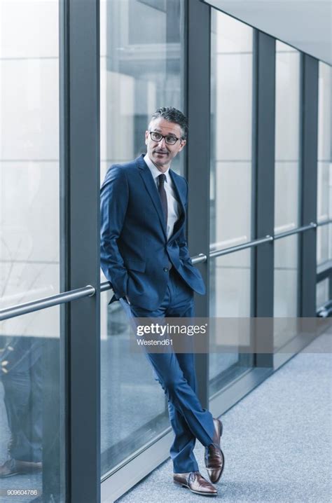 Businessman Standing 的图像结果