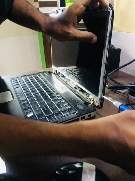 Dell Vostro Laptop Screen Replacement : 10 Steps - Instructables