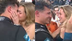Lando Norris sagra-se campeão mundial de Fórmula 1 e celebra com beijo apaixonado a Margarida ...