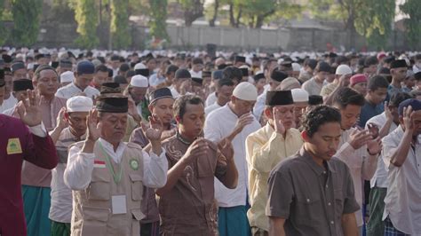 Denpasar, Indonesia, circa 2023 - Thousand of Muslim Muslims Gather ...