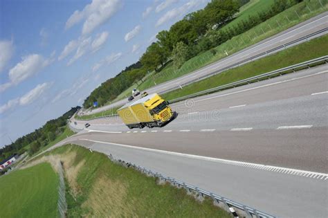 Grote Gele Vrachtwagen Op Weg Picture. Image: 2511298