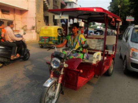 Lucknow's E-Rickshaw Women Drivers Have A New Fan - Imtiaz Ali!