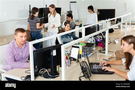 People On Computers at Office 的图像结果