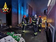 capannone catania catania a fuoco capannone di prodotti cosmetici vigili capannone catania catania a fuoco capannone di prodotti cosmetici vigili