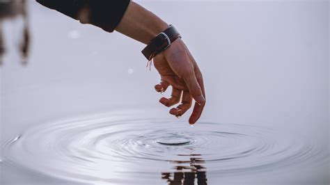 Download wallpaper 2560x1440 hand, water, drops, fingers, bracelet ...