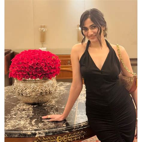 நம்ம லொஸ்லியா தானே இது.. ஏஞ்செலீனா ஜூலி மாதிரி இருக்காங்க.. லேட்டஸ்ட் ...