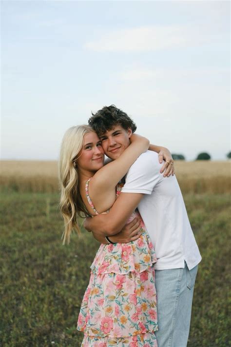 Pin by D. J. on Photo inspo in 2025 | Senior photoshoot poses, Couple ...